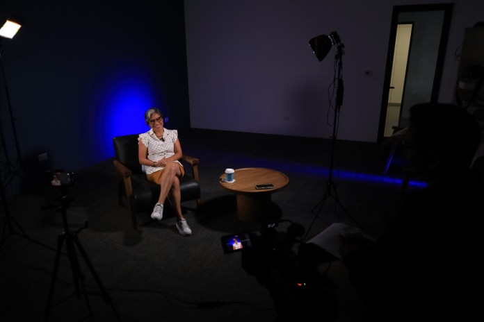 La exmandataria de la CICIG, Claudia González, en entrevista con La Hora. Foto La Hora: Daniel Ramírez.