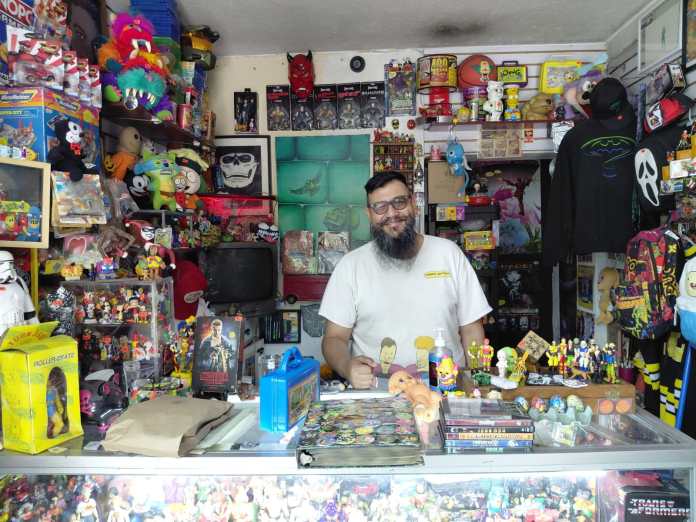 Coleccionista Iván Was en la tienda El Calabozo del Robot. Foto La Hora: André Lima 