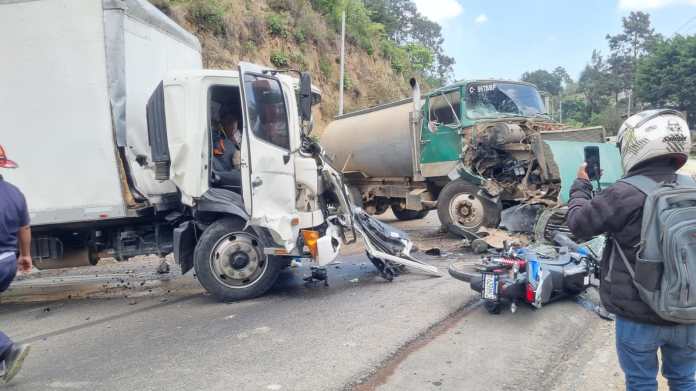 Múltiple colisión en ruta Interamericana deja heridos y complica el tránsito hacia la capital. Foto La Hora: CVB.