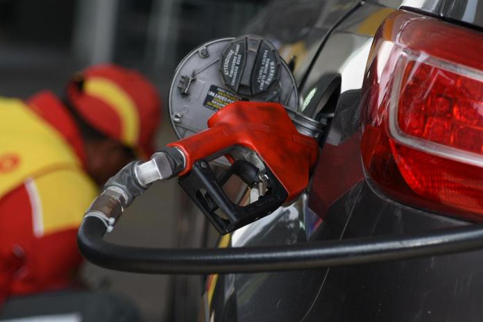 Desde este martes 19 de mayo, los consumidores deberán pagar Q1.08 por galón de las gasolinas regular y superior, mientras que para el diésel Q0.15. Foto La Hora: archivo