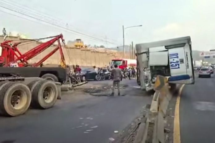 Furgón siendo removido de la ruta CA-9 en Villa Nueva. Foto La Hora: PMT Villa Nueva