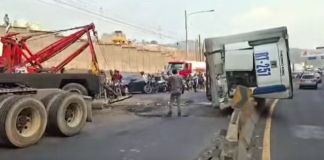 Vehículo de transporte pesado pierde su carga complicando el tránsito de la ruta CA-9 en Villa Nueva Furgón siendo removido de la ruta CA-9 en Villa Nueva. Foto La Hora: PMT Villa Nueva