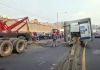 Furgón siendo removido de la ruta CA-9 en Villa Nueva. Foto La Hora: PMT Villa Nueva