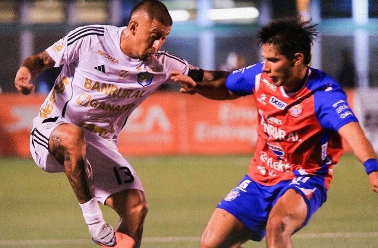 Comunicaciones y Xelajú MC igualaron 2-2 en el Estadio Cementos Progreso en la ida de las semifinales del Clausura 2026.
