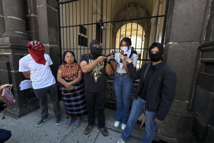 Estudiantes que convocan a la manifestación.