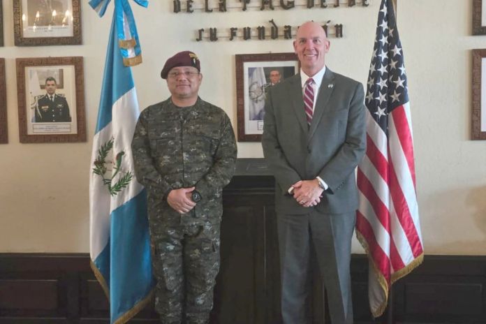 Ministro de la Defensa, Henry Sáenz (i), junto al encargado de negocios de EE.UU. en Guatemala, Jorgan Andrews (d) por cooperación para entrenamiento en conjunto con soldados guatemaltecos. Foto La Hora: Ejército de Guatemala