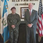 Ministro de la Defensa, Henry Sáenz (i), junto al encargado de negocios de EE.UU. en Guatemala, Jorgan Andrews (d) por cooperación para entrenamiento en conjunto con soldados guatemaltecos. Foto La Hora: Ejército de Guatemala