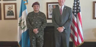 Ministro de la Defensa, Henry Sáenz (i), junto al encargado de negocios de EE.UU. en Guatemala, Jorgan Andrews (d) por cooperación para entrenamiento en conjunto con soldados guatemaltecos. Foto La Hora: Ejército de Guatemala