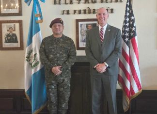 Ministro de la Defensa, Henry Sáenz (i), junto al encargado de negocios de EE.UU. en Guatemala, Jorgan Andrews (d) por cooperación para entrenamiento en conjunto con soldados guatemaltecos. Foto La Hora: Ejército de Guatemala