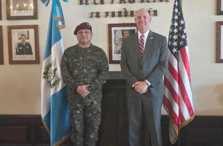 Ministro de la Defensa, Henry Sáenz (i), junto al encargado de negocios de EE.UU. en Guatemala, Jorgan Andrews (d) por cooperación para entrenamiento en conjunto con soldados guatemaltecos. Foto La Hora: Ejército de Guatemala