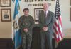 Ministro de la Defensa, Henry Sáenz (i), junto al encargado de negocios de EE.UU. en Guatemala, Jorgan Andrews (d) por cooperación para entrenamiento en conjunto con soldados guatemaltecos. Foto La Hora: Ejército de Guatemala