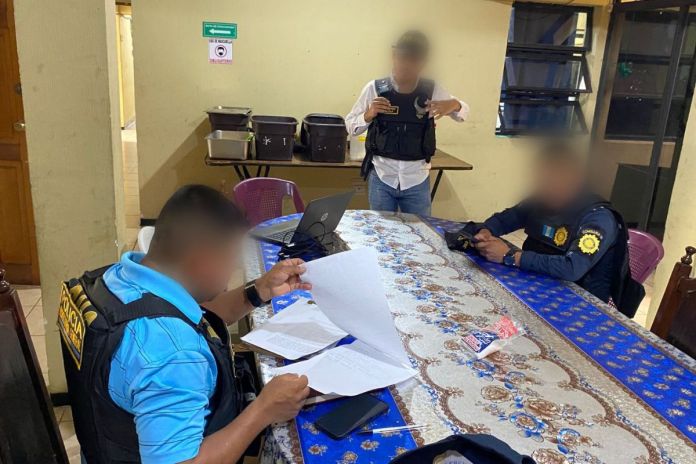 Coordinación de captura de agentes de la PNC por falsedad ideológica. Foto La Hora: MP