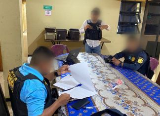 Coordinación de captura de agentes de la PNC por falsedad ideológica. Foto La Hora: MP