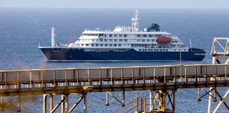 El crucero holandés MV Hondius se encuentra anclado frente a la costa de la ciudad de Praia, en la isla de Santiago, Cabo Verde.