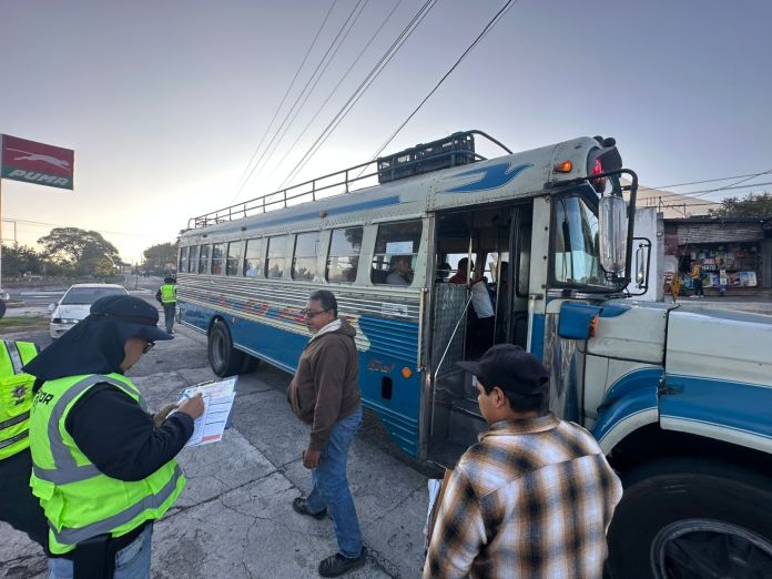Detectan documentos falsos y tarifas no autorizadas durante operativo en Villa Canales. Foto La Hora: DGT.
