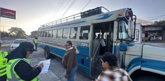 Detectan documentos falsos y tarifas no autorizadas durante operativo en Villa Canales. Foto La Hora: DGT.