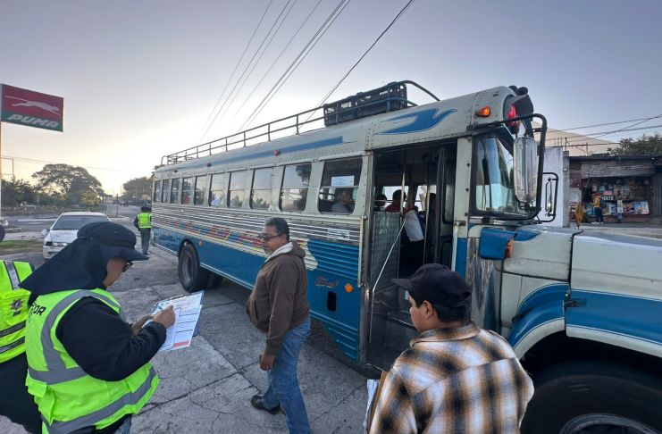 Detectan documentos falsos y tarifas no autorizadas durante operativo en Villa Canales. Foto La Hora: DGT.
