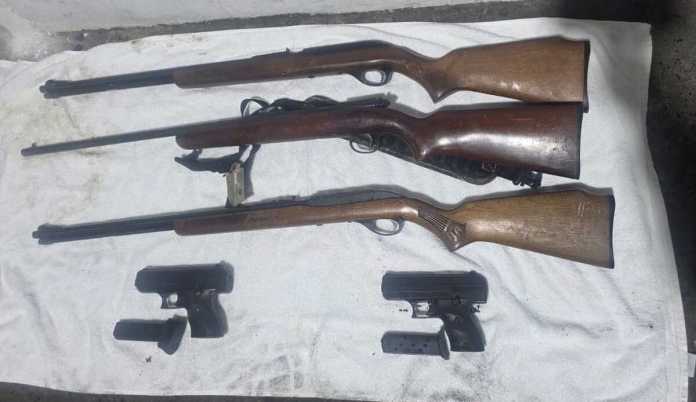 Detectan armas y municiones escondidas en encomiendas enviadas desde EE. UU. hacia Izabal