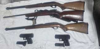 Detectan armas y municiones escondidas en encomiendas enviadas desde EE. UU. hacia Izabal