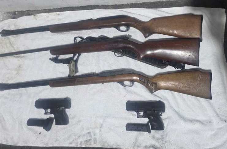 Detectan armas y municiones escondidas en encomiendas enviadas desde EE. UU. hacia Izabal