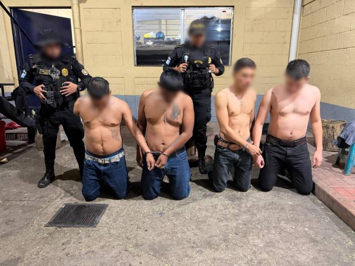 Abordo de un automóvil, cuatro supuestos miembros de la MS-13 son detenidos con pistolas ilegales y robadas. Foto La Hora: PNC.