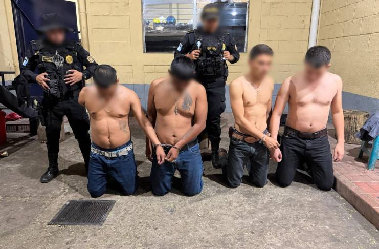 Abordo de un automóvil, cuatro supuestos miembros de la MS-13 son detenidos con pistolas ilegales y robadas. Foto La Hora: PNC.