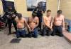 Abordo de un automóvil, cuatro supuestos miembros de la MS-13 son detenidos con pistolas ilegales y robadas. Foto La Hora: PNC.