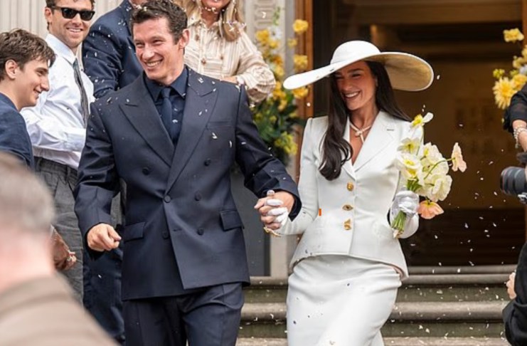 Dua Lipa y Callum Turner se casaron en Londres. Foto La Hora: Daily Mail.