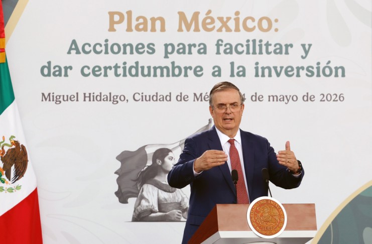El secretario de Economía, Marcelo Ebrard, anunció nuevas reglas para acelerar la inversión, -con un plazo máximo de 30 días para aprobar proyectos y de 90 días para resolver trámites. Foto: La Hora: EFE