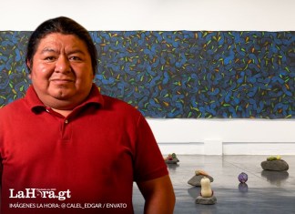 Edgar Calel. Artista y poeta comalapense junto con una obra en su exposición en La Nueva Fábrica. Foto La Hora