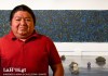 Edgar Calel. Artista y poeta comalapense junto con una obra en su exposición en La Nueva Fábrica. Foto La Hora