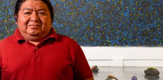 Edgar Calel, ganador del premio internacional Sam Giliam 2026: «Me siento orgulloso de mis raíces indígenas» Edgar Calel. Artista y poeta comalapense junto con una obra en su exposición en La Nueva Fábrica. Foto La Hora