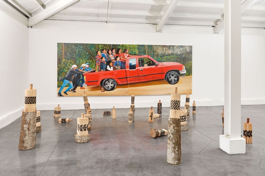 Pintura de Edgar Calel: "Rastros que dejamos sobre la cara de la tierra". Foto La Hora: Byron Marmol / Bienal de Arte Paiz 2021
