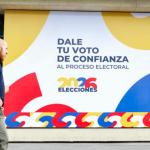 AME6869. BOGOTÁ (COLOMBIA), 30/05/2026.- Una persona camina frente a un cartel alusivo a las elecciones presidenciales de 2026 en el recinto ferial de Corferias este sábado, en Bogotá (Colombia). Las autoridades colombianas ultiman los preparativos para la primera vuelta de las elecciones presidenciales de este domingo para las que están habilitados 41.421.973 ciudadanos que podrán votar para elegir al sucesor de Gustavo Petro, el actual mandatario, quien no puede presentarse a la reelección porque no lo permite la Constitución. Foto: La Hora/ EFE/ Carlos Ortega