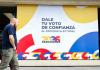 AME6869. BOGOTÁ (COLOMBIA), 30/05/2026.- Una persona camina frente a un cartel alusivo a las elecciones presidenciales de 2026 en el recinto ferial de Corferias este sábado, en Bogotá (Colombia). Las autoridades colombianas ultiman los preparativos para la primera vuelta de las elecciones presidenciales de este domingo para las que están habilitados 41.421.973 ciudadanos que podrán votar para elegir al sucesor de Gustavo Petro, el actual mandatario, quien no puede presentarse a la reelección porque no lo permite la Constitución. Foto: La Hora/ EFE/ Carlos Ortega