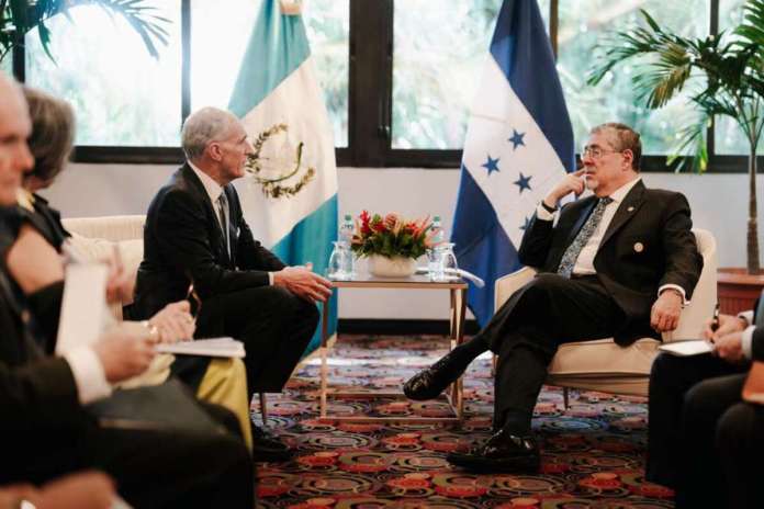 En medio de la orden de captura contra el exjefe de la SAT, Arévalo y Asfura se reúnen en Costa Rica