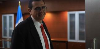El fiscal general Gabriel García Luna abre las puertas de su despacho en el Ministerio Público, para atender una entrevista a La Hora. Foto La Hora: Daniel Ramírez.