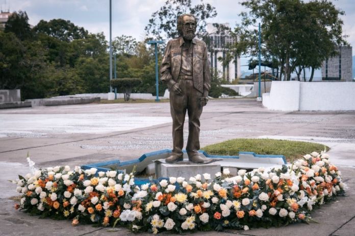 Archivo de estatua de Efraín Recinos en la plaza del Centro Cultural Miguel Ángel Asturias. Foto La Hora: MCD