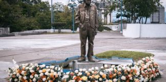 Archivo de estatua de Efraín Recinos en la plaza del Centro Cultural Miguel Ángel Asturias. Foto La Hora: MCD