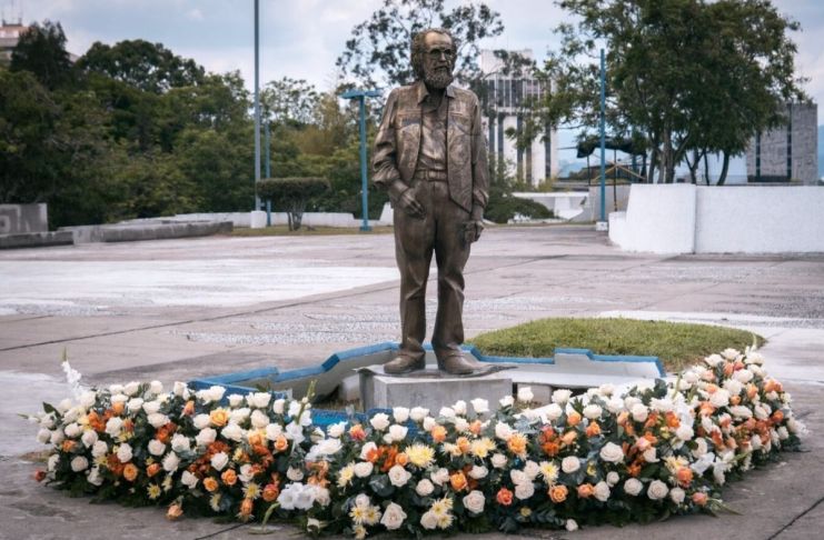 Archivo de estatua de Efraín Recinos en la plaza del Centro Cultural Miguel Ángel Asturias. Foto La Hora: MCD