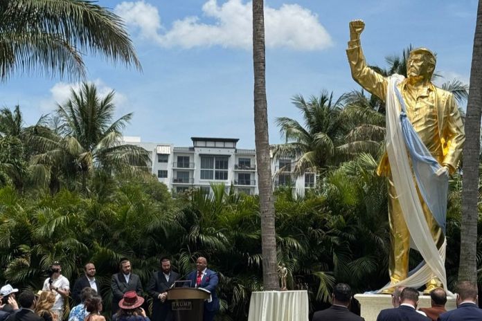 Fotografía tomada de la cuenta en X @pastormarkburns del pastor Mark Burns (c) durante la inauguración de la estatua dorada del presidente de Estados Unidos, Donald Trump, este jueves en Doral, Florida. Foto La Hora: EFE