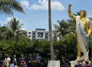 Fotografía tomada de la cuenta en X @pastormarkburns del pastor Mark Burns (c) durante la inauguración de la estatua dorada del presidente de Estados Unidos, Donald Trump, este jueves en Doral, Florida. Foto La Hora: EFE