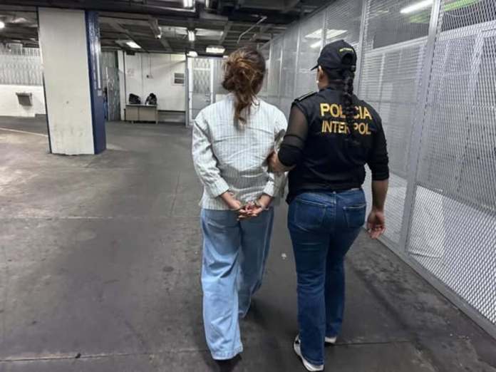 Exasistente de diputado y vicecónsul deportada y detenida por el asesinato de su esposo