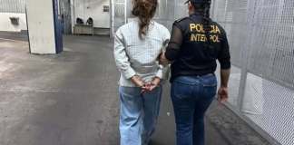 Exasistente de diputado y vicecónsul fue deportada y detenida por el asesinato de su esposo Exasistente de diputado y vicecónsul deportada y detenida por el asesinato de su esposo