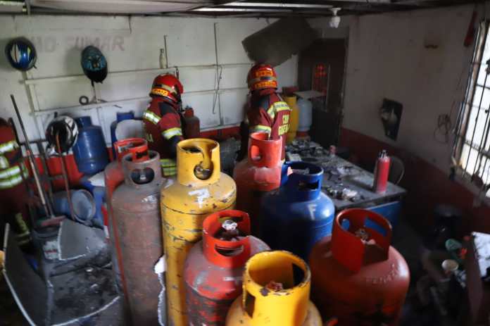 Explosión en expendio de gas propano deja a tres hombres con quemaduras de tercer grado en zona 12. Foto La Hora: CBM.