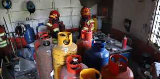 Explosión en expendio de gas propano deja a tres hombres con quemaduras de tercer grado en zona 12. Foto La Hora: CBM.