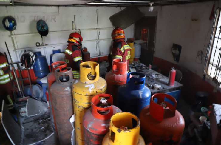 Explosión en expendio de gas propano deja a tres hombres con quemaduras de tercer grado en zona 12. Foto La Hora: CBM.