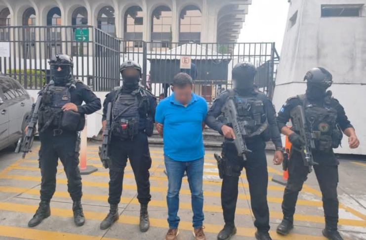 Capturan en Sacatepéquez a Eddie Pineda, extraditable 25 requerido en EE. UU. por narcotráfico. Foto La Hora: PNC.