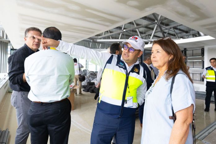 Aeropuerto La Aurora presenta avances en modernización ante sector empresarial.