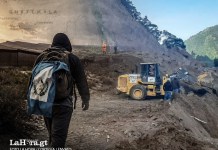 Remesas: fortaleza y debilidad Imagen ilustrativa: del lado izquierdo, un migrante emprendiendo su camino; del lado derecho, el derrumbe del proyecto vial de mejoramiento de la carretera Tajumulco–aldea Tocache (San Pablo, San Marcos), valorado en Q252 millones, que colapsó en julio de 2021.